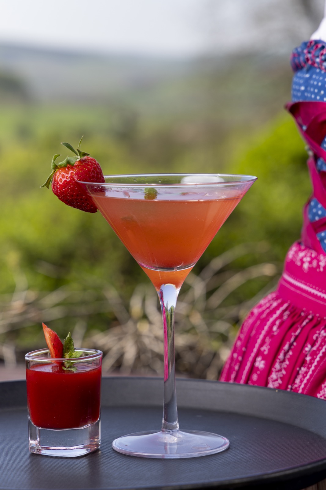 Erdbeer-Cocktail am Abend mit Blick über die Hügel
