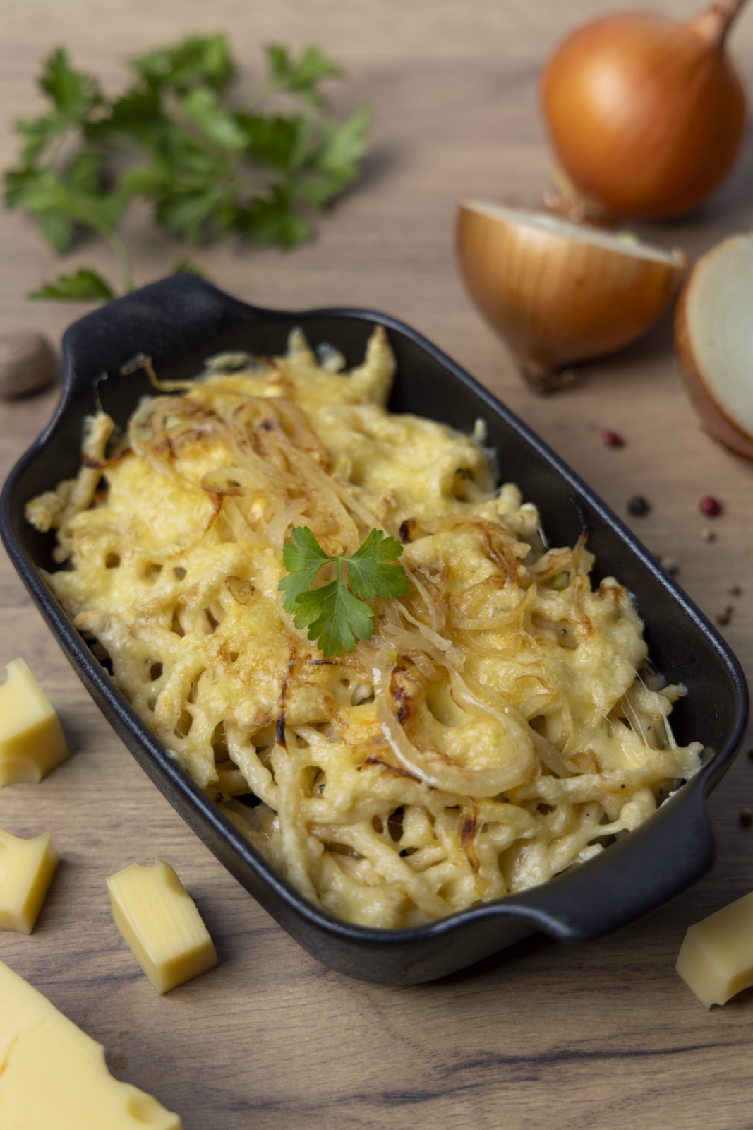 Hausgemachte Käsespätzle mit Röstzwiebeln im Schwabenhof