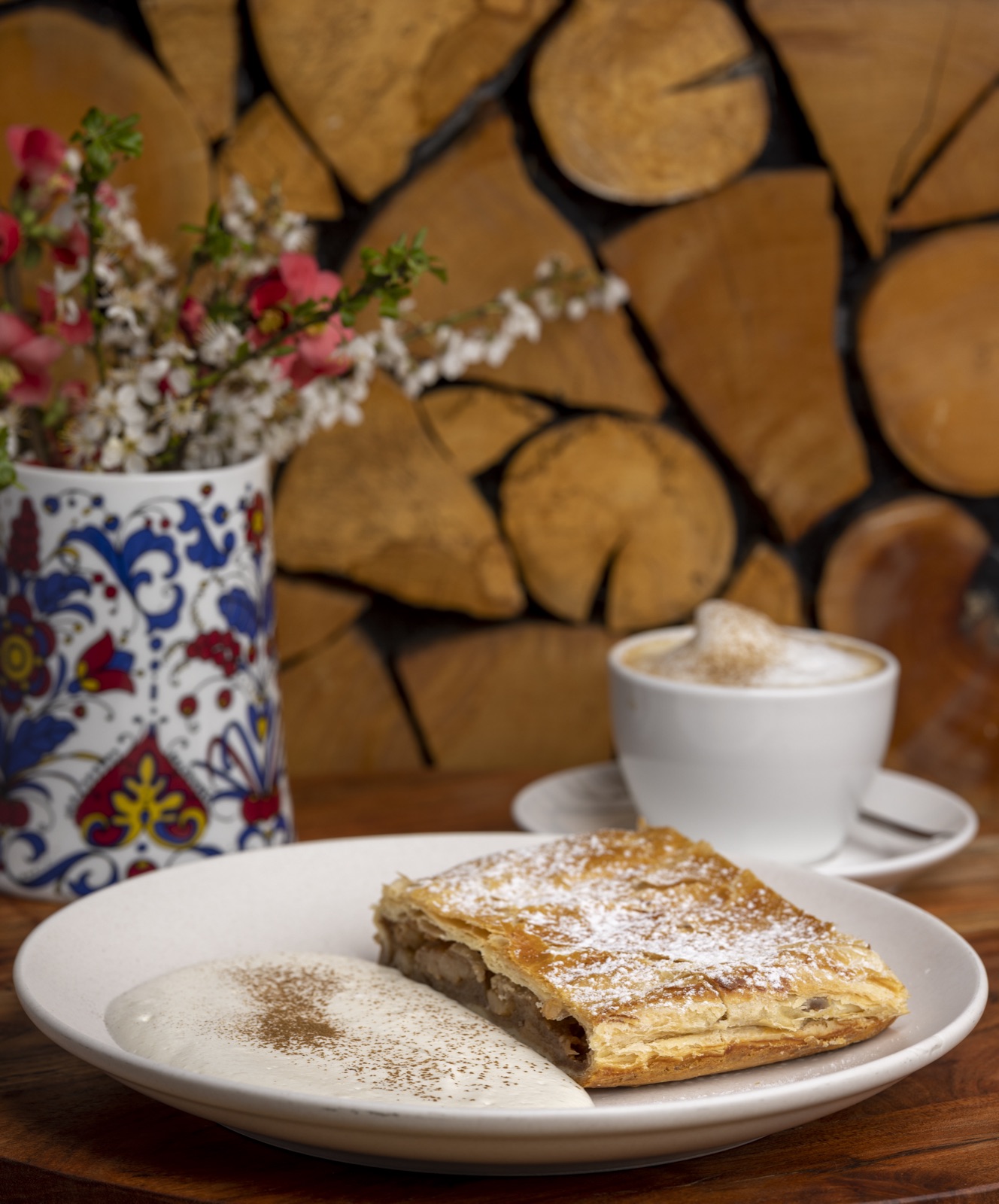 Hausgemachter Apfelstrudel mit Vanillesauce und Cappuccino
